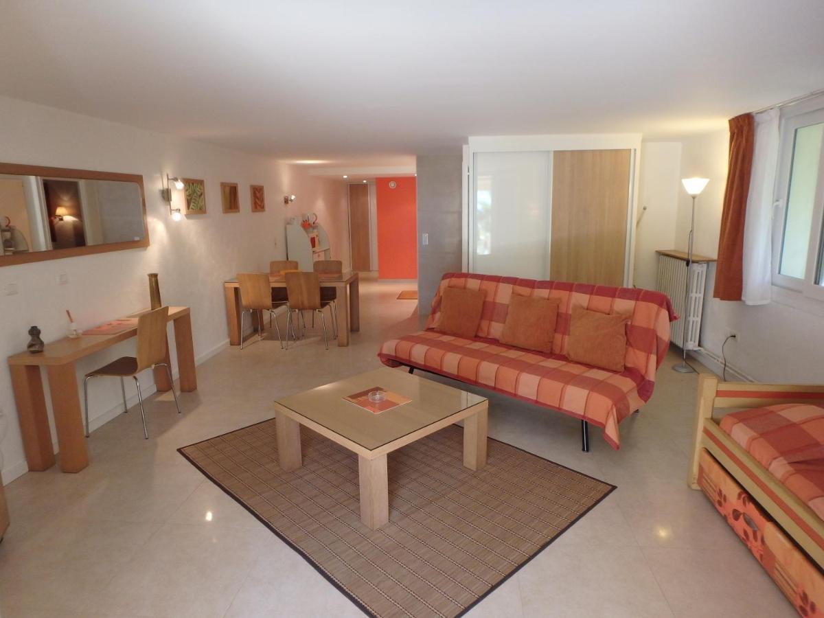 Aparthotel Veles 3*